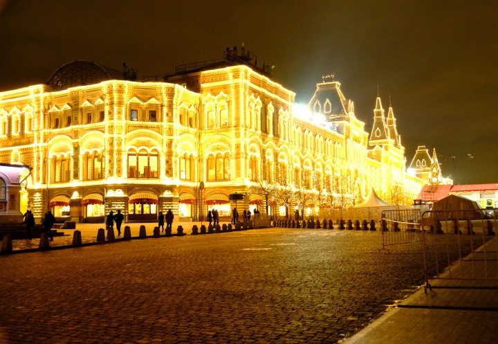 Mosca, Piazza Rossa invasa dai magazzini GUM simbolo dell'opulenza